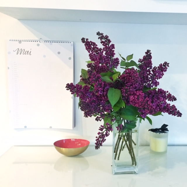 casa scrivania lillà fiori arredamento